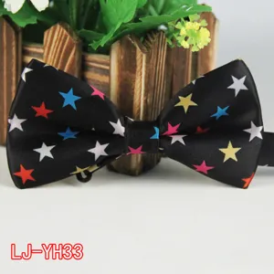Pajarita negra de hombre con estampado de estrellas coloridas, ideal para bodas y fiestas.
