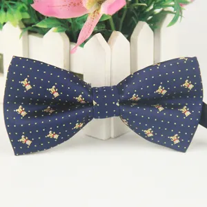 Dunkelblaue Polyester Fliege für Herren mit goldenem Bärenmuster, ideal für Business Anlässe.