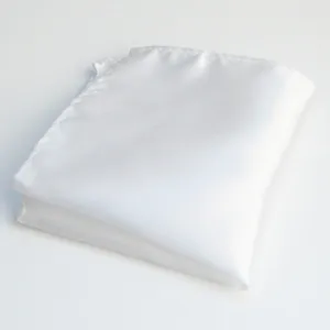 Pañuelo de bolsillo blanco liso para hombre, accesorio de tela doblado ordenadamente.