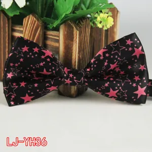 Pajarita de poliéster negra para hombre con estampado de estrellas rosas, ideal para bodas.