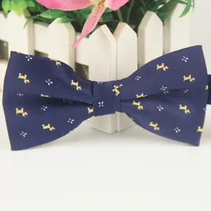 Klassische dunkelblaue Fliege für Herren mit süßem gelbem Hundemuster, elegante Abendmode.