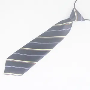 Vista dettagliata della cravatta a righe preannodata per uniforme scolastica con elastico.
