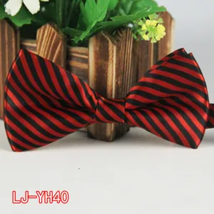 Vista detallada de la pajarita a rayas rojas y negras, accesorio de cuello formal para hombre.