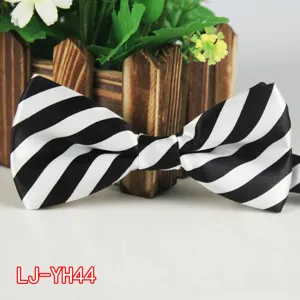 Detalle de pajarita de rayas blanco y negro, estilo clasico para eventos formales.