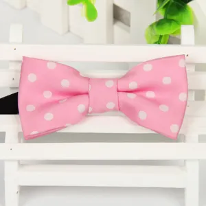 Gros plan détaillé d'un joli nœud papillon rose à pois pour enfants, tissu fin.