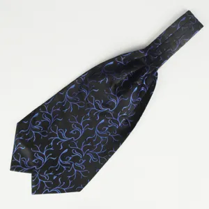 Detailopname van heren formele ascot das, zwart polyester zijde met blauw bloemenpatroon.