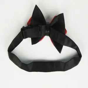 Dettaglio del cinturino regolabile del papillon nero e rosso, mostra la struttura.