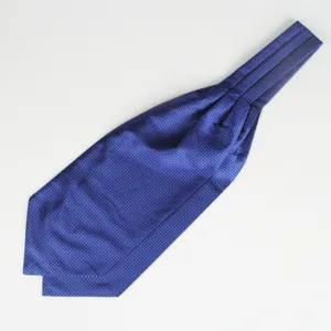 Blauwe zijden ascot-stropdas met patroon voor heren, elegante formelle halsdoek in Britse stijldetail.