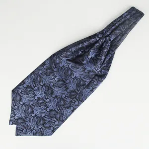 Close-up detail van blauwe paisley heren ascot stropdas, klassieke formele halsdoek textuur.