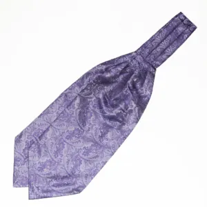 Gedetailleerd overzicht van de paarse paisley heren formele ascot das stof en het patroon.