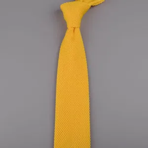 Dettaglio cravatta in maglia gialla, classico design a punta, tessuto texturizzato fine per uomo.