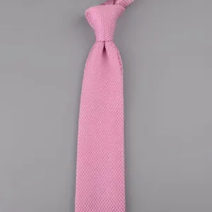 Dettaglio cravatta in maglia rosa, elegante accessorio da uomo business casual cravatta stretta.
