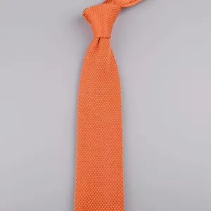 Dettaglio cravatta lavorata a maglia arancione, larghezza 7cm, tessuto morbido per affari.