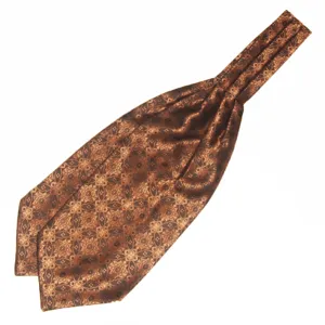 Gedetailleerde close-up van een bruine heren ascot stropdas met fijne jacquard textuur.