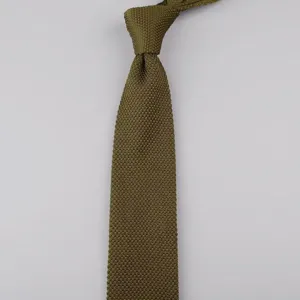 Primo piano dettagliato di cravatta in maglia verde oliva con trama fine e design moderno.