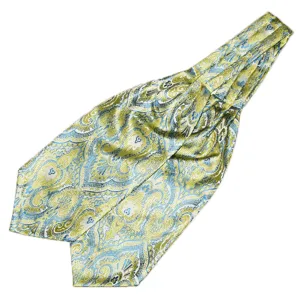Gedetailleerd overzicht van een heren ascot das met klassiek geel en blauw paisley motief.