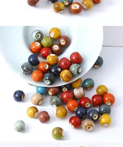 Gros plan de perles en ceramique colorees a grands trous, ideal pour bijoux DIY faits main.