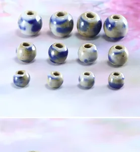 Detalle de cuentas de cerámica azul y blanca, ideal para accesorios de joyería DIY hechos a mano.