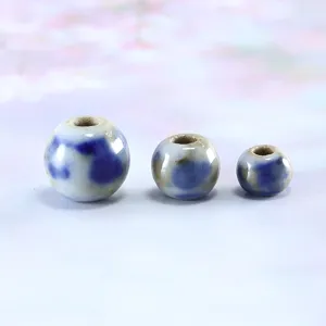 Cuentas de cerámica salpicada azul y blanca vista principal mostrando tres artículos de joyería DIY.