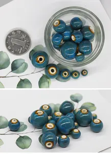 Nahaufnahme von blau glasierten Keramikperlen, ideal für DIY Schmuckherstellung und Basteln.