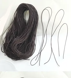Vista detallada de cordón elástico marrón para abalorios, alta elasticidad y buena calidad.