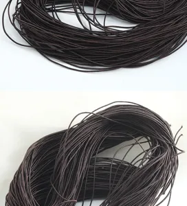 Primer plano detallado del cordón redondo elástico marrón oscuro de 1,2 mm para manualidades.
