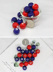 Vue détail des perles en céramique de 16mm avec grands trous pour les bijoux DIY.