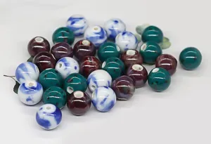 Détail rapproché de perles en céramique à grand trou de 16mm pour la création de bijoux DIY.