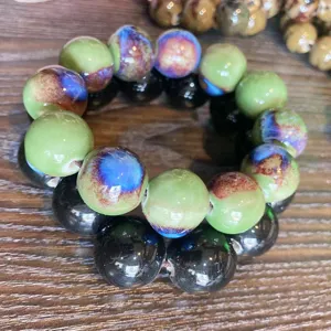 Vista dettagliata di perline in ceramica Jingdezhen da 18mm per la creazione di bracciali fai-da-te.