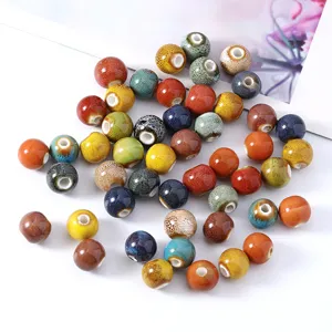 Bunte Keramikperlen mit großen Löchern, ideal für DIY Schmuckherstellung und schöne Armbänder.