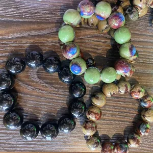Primo piano dei dettagli di bracciali di perle in ceramica da 18mm, accessori per gioielli fai da te.