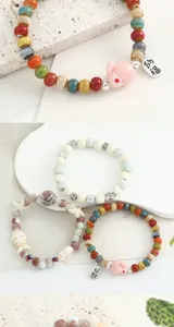 Detailaufnahme des Keramik-Hasen-Perlenarmbands, kunstvoller handgefertigter Schmuck.