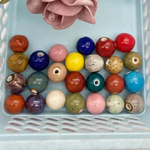 Primo piano di perline in ceramica colorata per la creazione di gioielli fai da te.