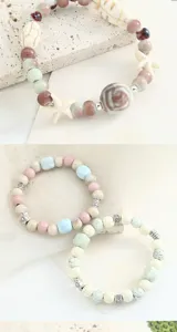 Detailansicht des Keramik-Perlenarmbands mit Seestern-Anhängern, künstlerischer Schmuck.