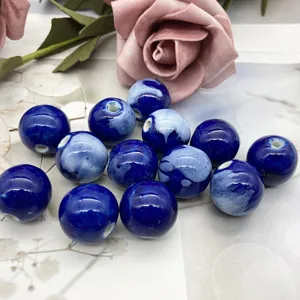 Primo piano dettagliato di perline in ceramica blu e bianca da 18mm per accessori di gioielli.