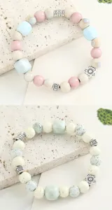 Keramik Perlen Armband Detail zeigt bunte Keramikperlen und zarte silberne Abstandsperlen.