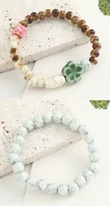 Keramik Perlen Armband Detail, gruener Kleeblatt Anhaenger, aesthetischer Schmuck.