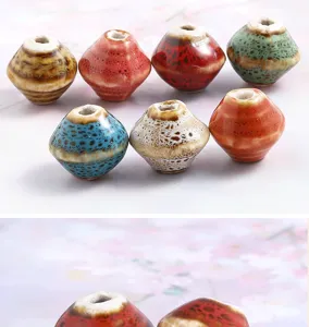 Vista detallada de cuentas de ceramica artesanal con forma de trompo para abalorios DIY.