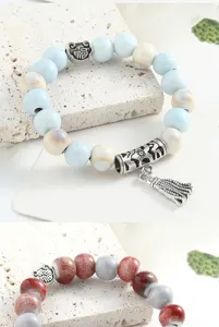 Primo piano dettagliato del bracciale di perle in ceramica stile cinese con ciondolo nappa.
