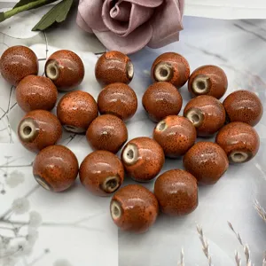 Primo piano dettagliato di perline in ceramica marrone maculate per la creazione di gioielli.
