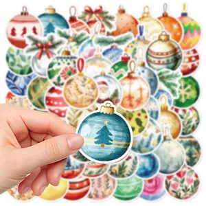 Primo piano dettagliato dell'adesivo con pallina di Natale ad acquerello per decorazioni.