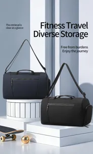 Dettaglio della borsa da viaggio fitness multifunzionale, con ampi scomparti e cinghie.