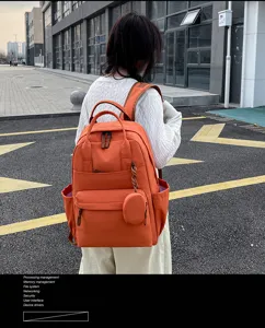 Koreanischer Rucksack mit grossem Fassungsvermoegen und vielen Faechern in leuchtendem Orange.