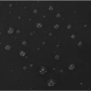 Gros plan sur un tissu en nylon étanche noir avec des gouttes d'eau pour montrer les détails.