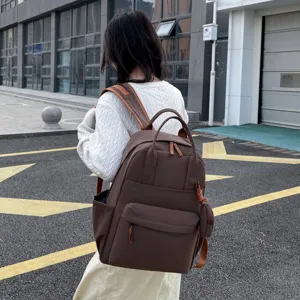 Detailansicht des lässigen braunen Studenten-Reiserucksacks in einer Straßenszene.