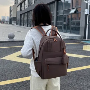 Detailansicht des großen braunen Freizeitrucksacks im Freien mit praktischen Taschen.