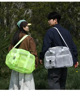 Vista dettagliata della grande borsa da viaggio in rete PVC trasparente con tasche all'aperto.