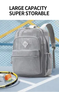 Detailansicht des grauen Mesh-Rucksacks auf dem Platz, atmungsaktiver Computertasche.