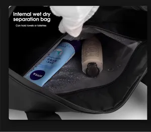 Schwarze wasserdichte Reise Fitness Tasche mit nasstrockenem Trennfach für Toilettenartikel.
