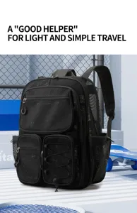 Vue détaillée du sac à dos noir en tissu résine mettant en valeur ses multiples poches.